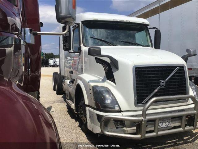  Salvage Volvo Vnl