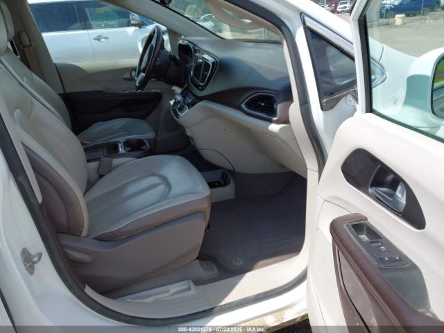 Chrysler Pacifica Touring L Image 9