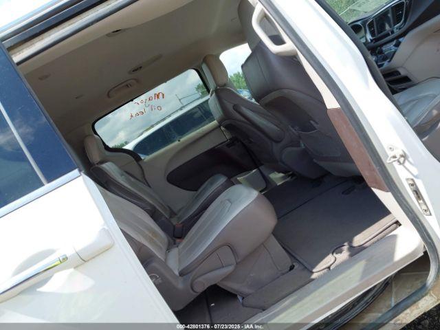 Chrysler Pacifica Touring L Image 14