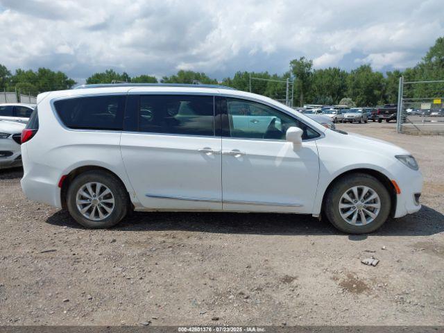 Chrysler Pacifica Touring L Image 15