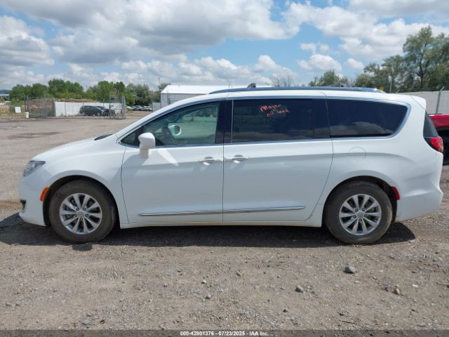 Chrysler Pacifica Touring L Image 2