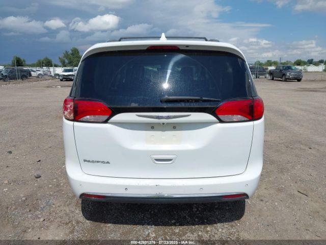 Chrysler Pacifica Touring L Image 16
