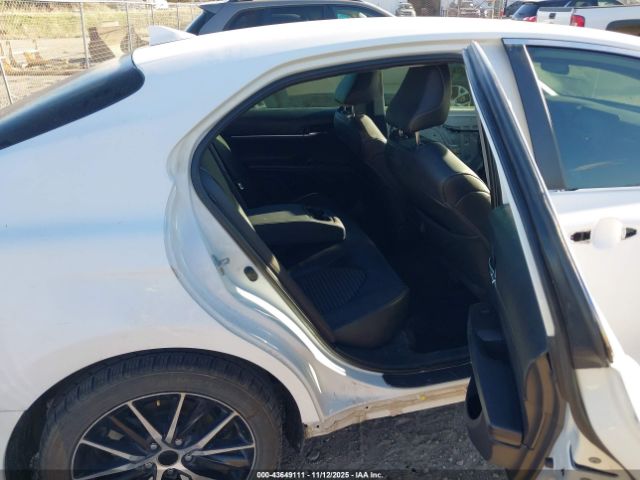 Toyota Camry Se Image 2