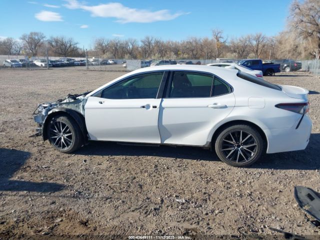 Toyota Camry Se Image 16