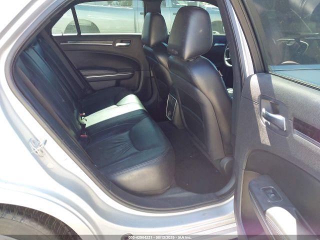 Chrysler 300 Limited Image 12