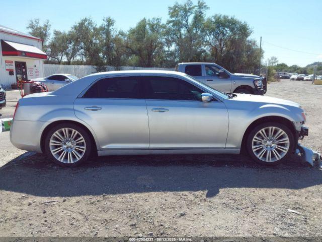 Chrysler 300 Limited Image 8