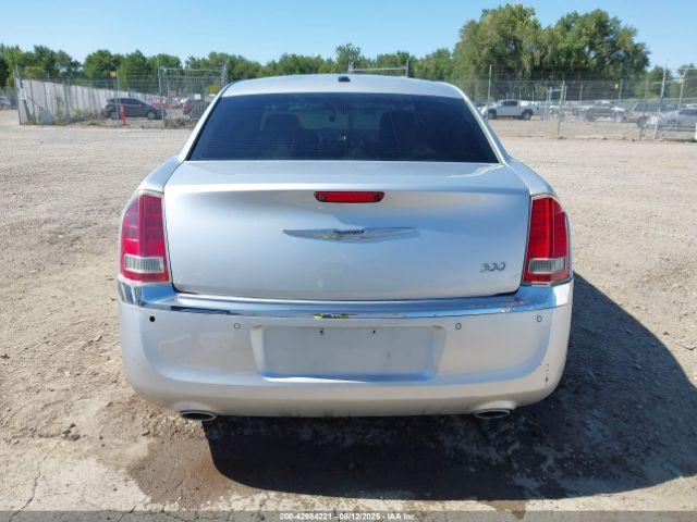 Chrysler 300 Limited Image 13