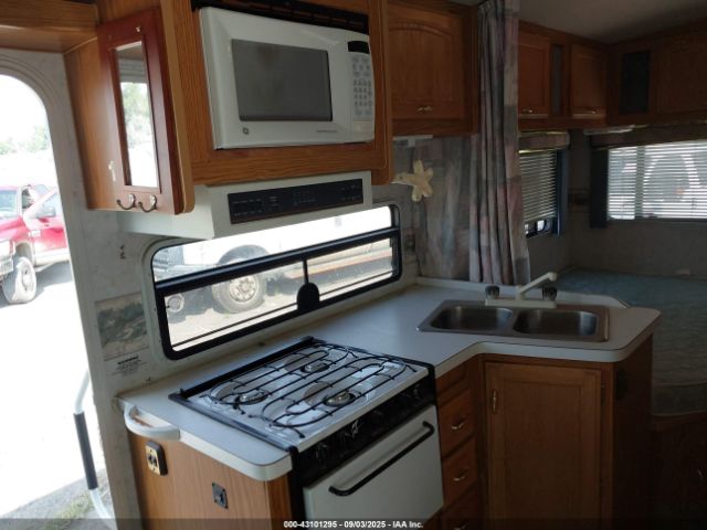 Ford Econoline E350 Cutaway Van Image 10