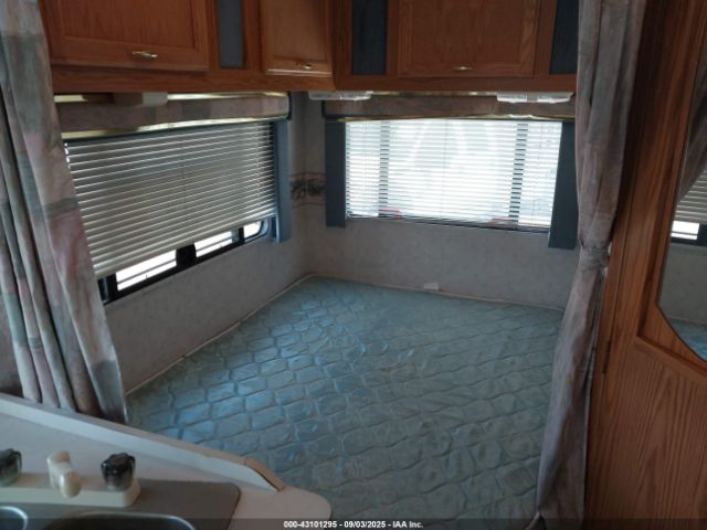 Ford Econoline E350 Cutaway Van Image 6