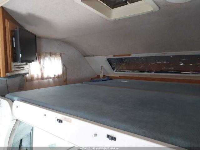 Ford Econoline E350 Cutaway Van Image 15