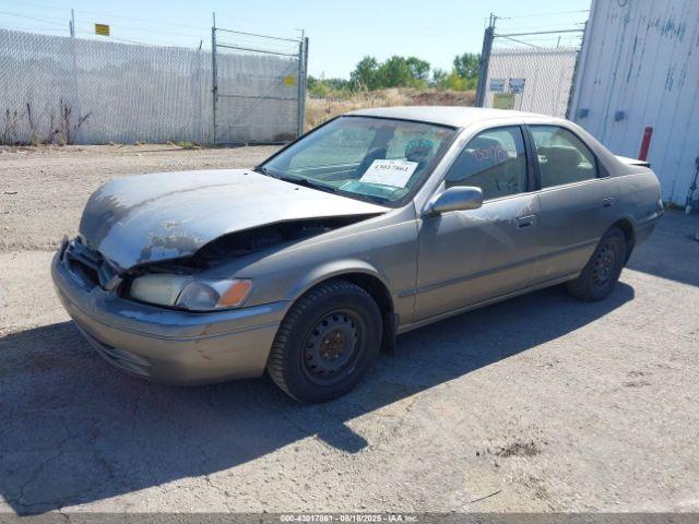 Toyota Camry Le Image 6