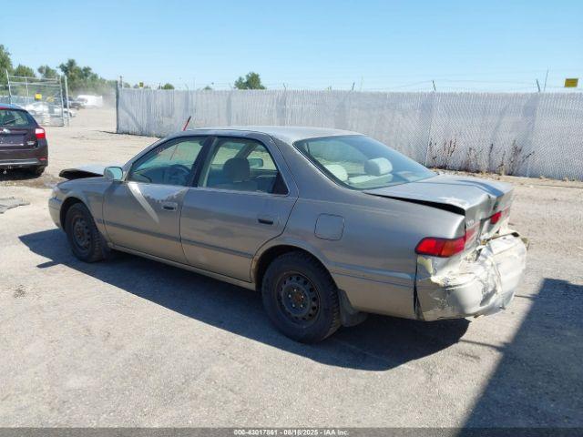 Toyota Camry Le Image 5