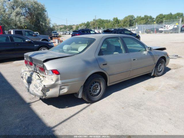 Toyota Camry Le Image 9