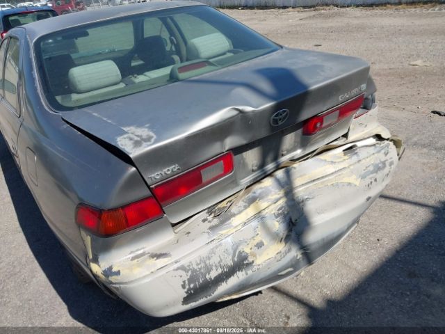 Toyota Camry Le Image 16