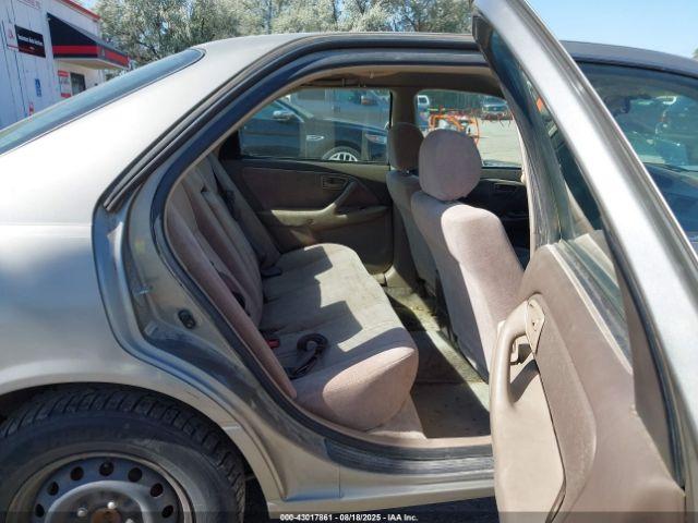 Toyota Camry Le Image 7