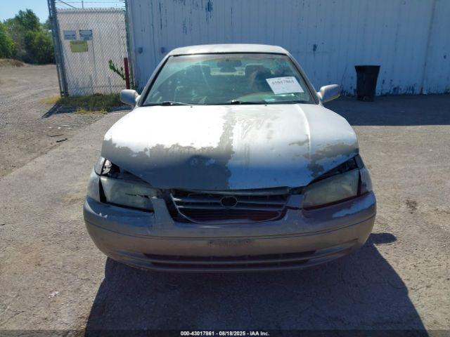 Toyota Camry Le Image 17