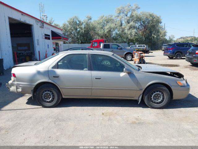 Toyota Camry Le Image 20