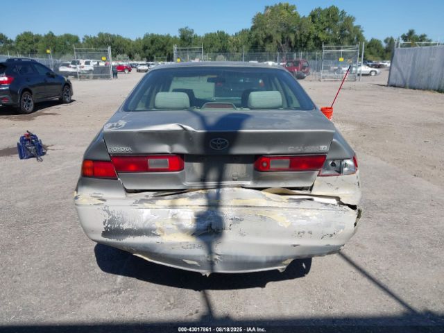 Toyota Camry Le Image 4