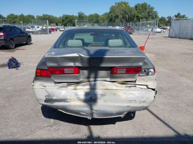 Toyota Camry Le Image 4