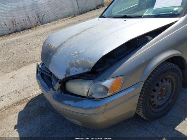 Toyota Camry Le Image 3