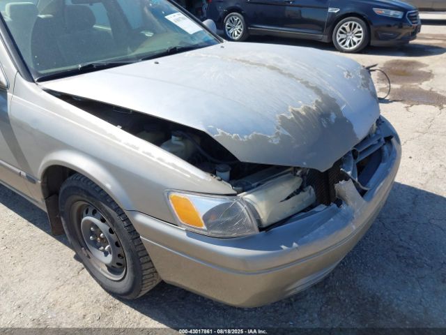 Toyota Camry Le Image 18