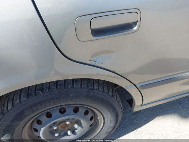 Toyota Camry Le Image 19