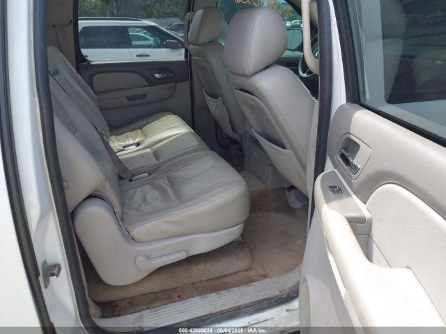 Chevrolet Suburban 2500 Ls Image 13