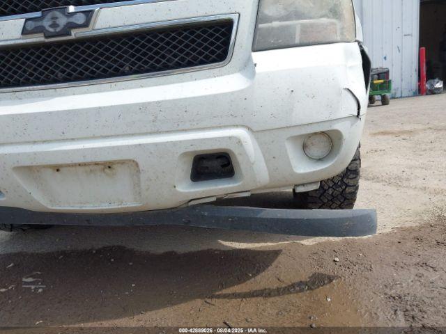 Chevrolet Suburban 2500 Ls Image 4