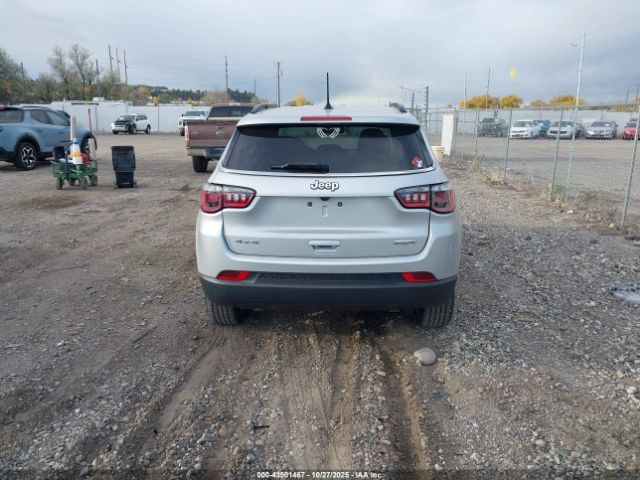 Jeep Compass Latitude 4x4 Image 16
