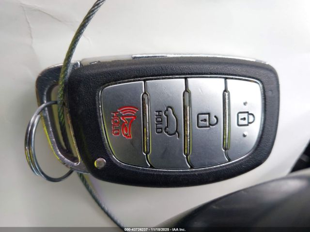 Hyundai ELANTRA Image 12