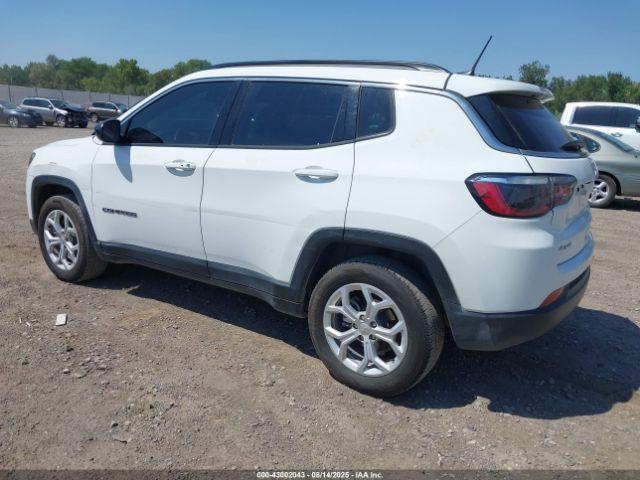 Jeep Compass Latitude 4x4 Image 8
